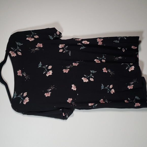 ๐งโ๐10/10๐งโ๐Michel studio collection floral flowy tee with knotted front - Picture 2 of 7